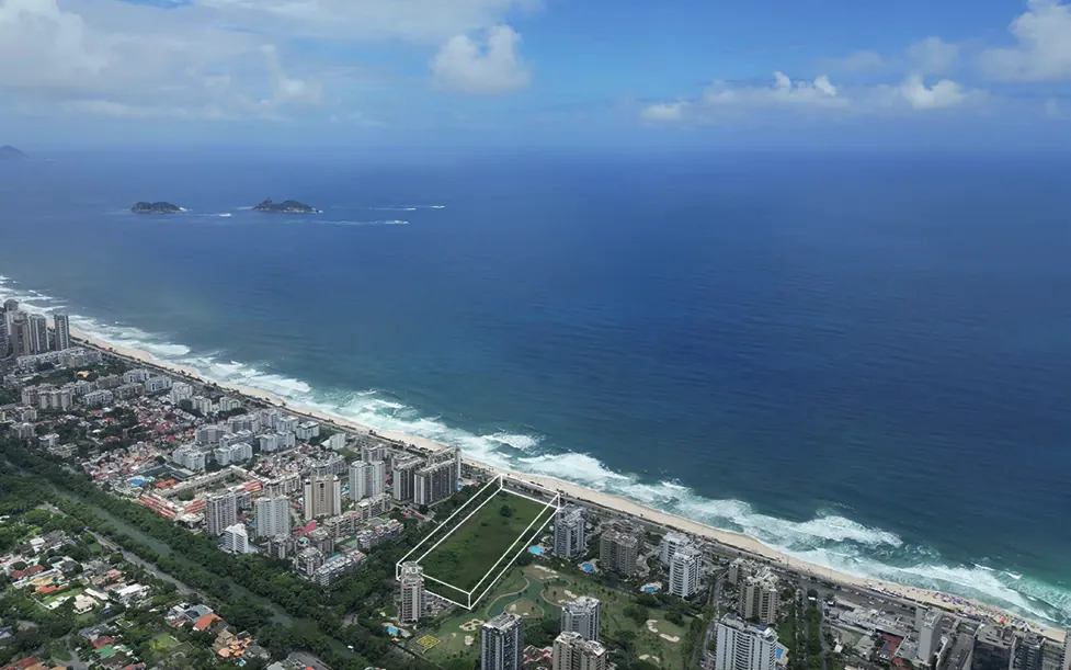 Vista aérea da orla da Barra da Tijuca com o terreno do RIIO by Piero Lissoni de frente para o mar